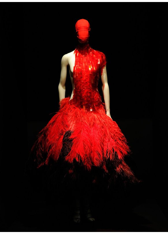 Savage Beauty ist eine Ausstellung der Werke von Alexander McQueen Savage Beauty ist eine Ausstellung der Werke von Alexander McQueen