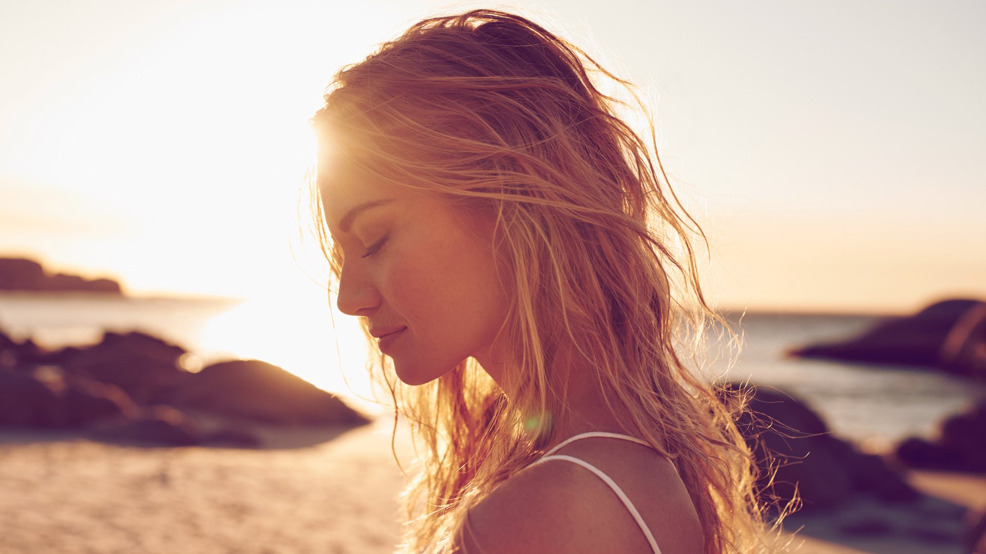 Perfekt-im-Sommer-So-kannst-du-deine-Haare-nat-rlich-mit-Zitronensaft-aufhellen