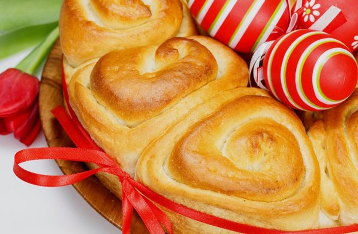 Mit Eiern befüllter Osterkranz Mit Eiern befüllter Osterkranz