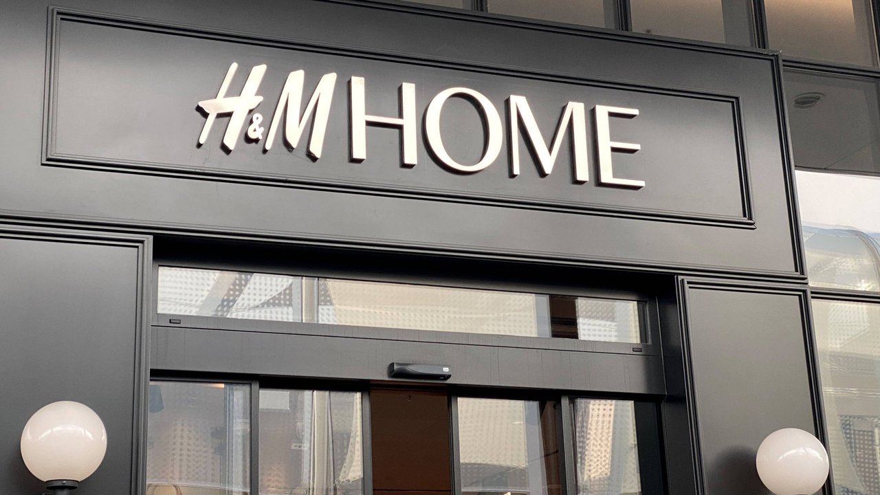 Die schicke Edelstahl-Kuchenetagere von H&M Home kannst du stilvoll in Szene setzen.