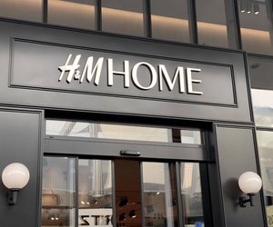 Diese metallene Kuchenetagere von H&M Home ist ein echter Blickfang