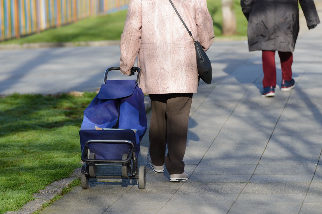Seniorin spaziert Seniorin spaziert