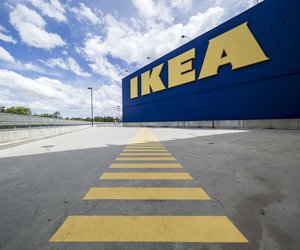 Dieser helle Tisch von Ikea verwandelt deinen Balkon in eine Wohlfühlzone