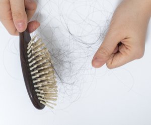 Haarausfall: Ursachen, Frisuren-Tipps und was effektiv dagegen helfen kann