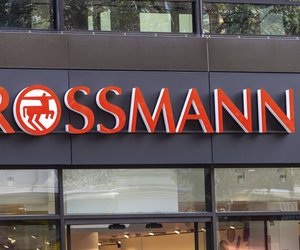 Schick: Dieser Laptop-Halter im Bambus-Look von Rossmann ist ein Schnäppchen