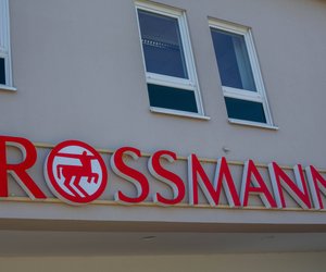 Niedliche Deko: Das Rossmann-Tablett im Erdbeer-Design begeistert alle