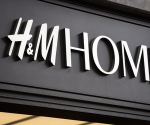 Glas und Holz: Diese Tischleuchte H&M Home sieht aus wie vom Designer