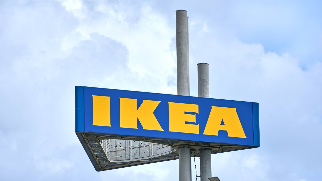Das Ikea-Logo ist zu sehen.