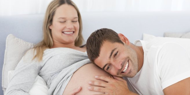 7. Schwangerschaftsmonat: Schwangere Frau mit Partner 7. Schwangerschaftsmonat: Schwangere Frau mit Partner