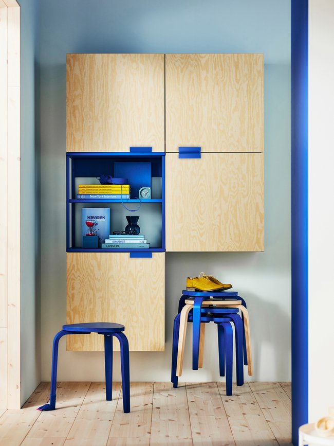 PLATSA mit blauem Rahmen setzt Zuhause stylische Statements.