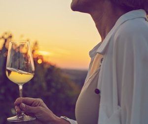 Was es über dich aussagt, wenn du am liebsten Weißwein trinkst