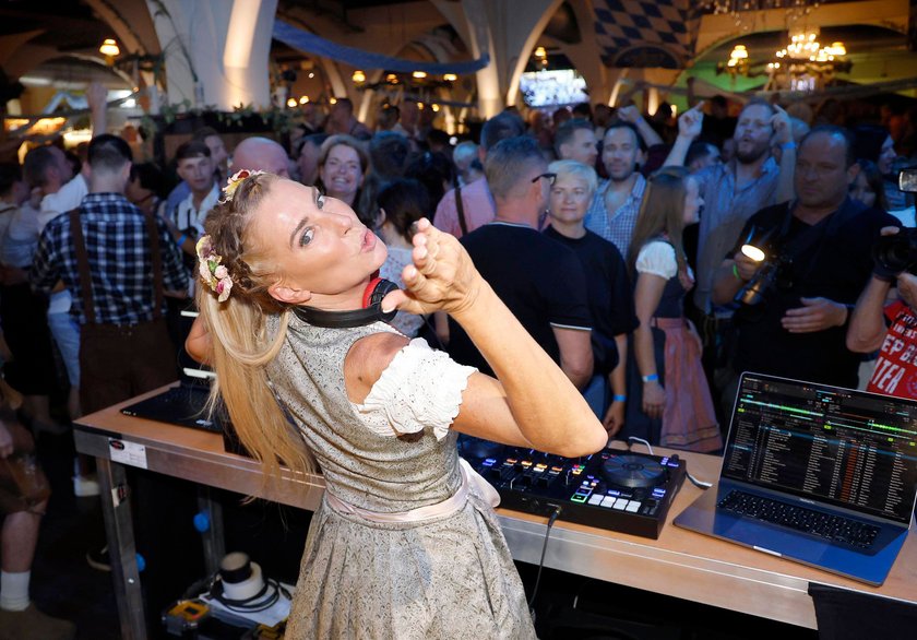 Guilia Siegel bei dem festlichen Fassanstich Ozapft is im Hofbräu Berlin.