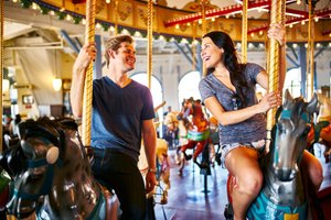 Pärchen auf einem Karussel Pärchen auf einem Karussel