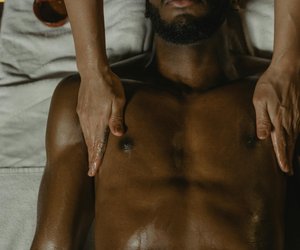 So verwöhnst du den Penis deines Liebsten mit der Lingam-Massage