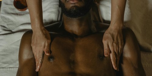 So verwöhnst du den Penis deines Liebsten mit der Lingam-Massage