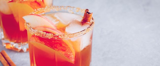 10 köstliche Herbst-Cocktails und Heißgetränke, die perfekt zur Jahreszeit passen