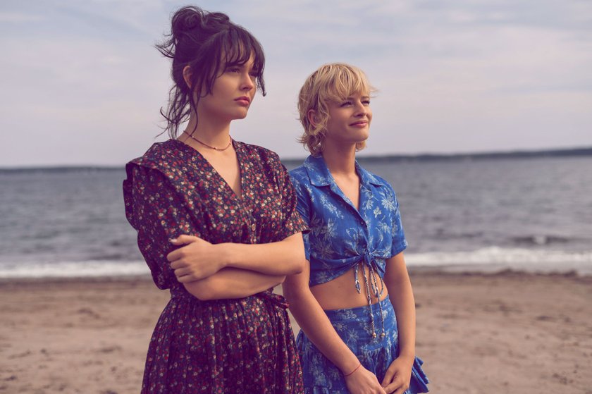 „Solange wir lügen“ Cadence und Mirren am Strand