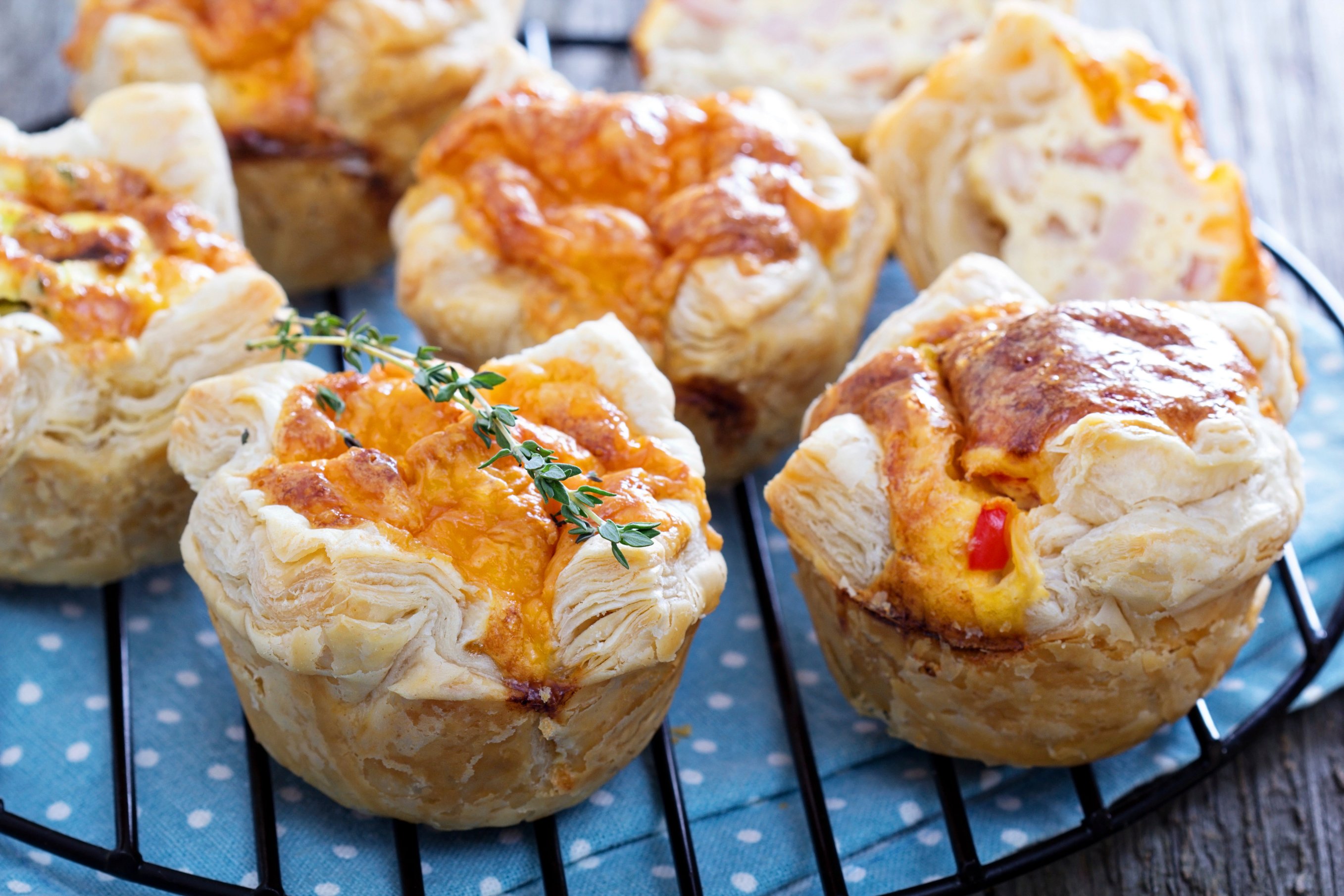 Mit fertigem Blätterteig aus dem Supermarkt lassen sich im Handumdrehen kleine Quiches zaubern. Mit fertigem Blätterteig aus dem Supermarkt lassen sich im Handumdrehen kleine Quiches zaubern.