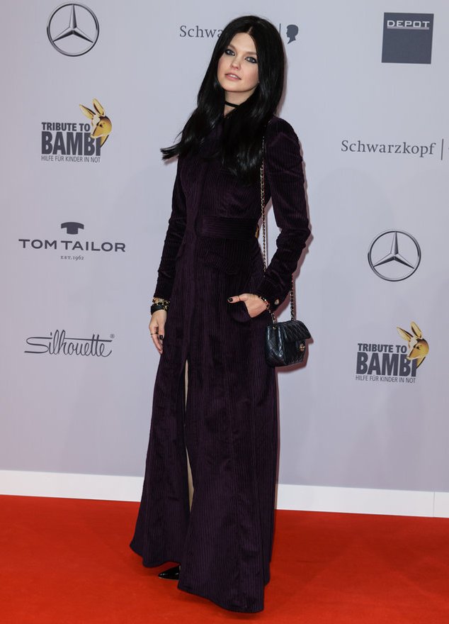 Bonnie Strange läuft mit schwarzen Haaren über den roten Teppich Bonnie Strange läuft mit schwarzen Haaren über den roten Teppich