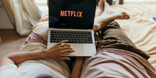 Deswegen schauen wir so gerne immer wieder die gleiche Serie (und warum das schlau ist)