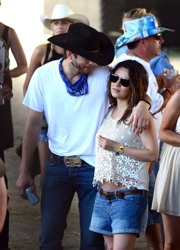 Ashton Kutcher und Mila Kunis auf einem Festival Ashton Kutcher und Mila Kunis auf einem Festival