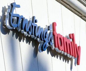Der florale Teller von Ernsting's family bringt Oster-Stimmung auf dem Tisch