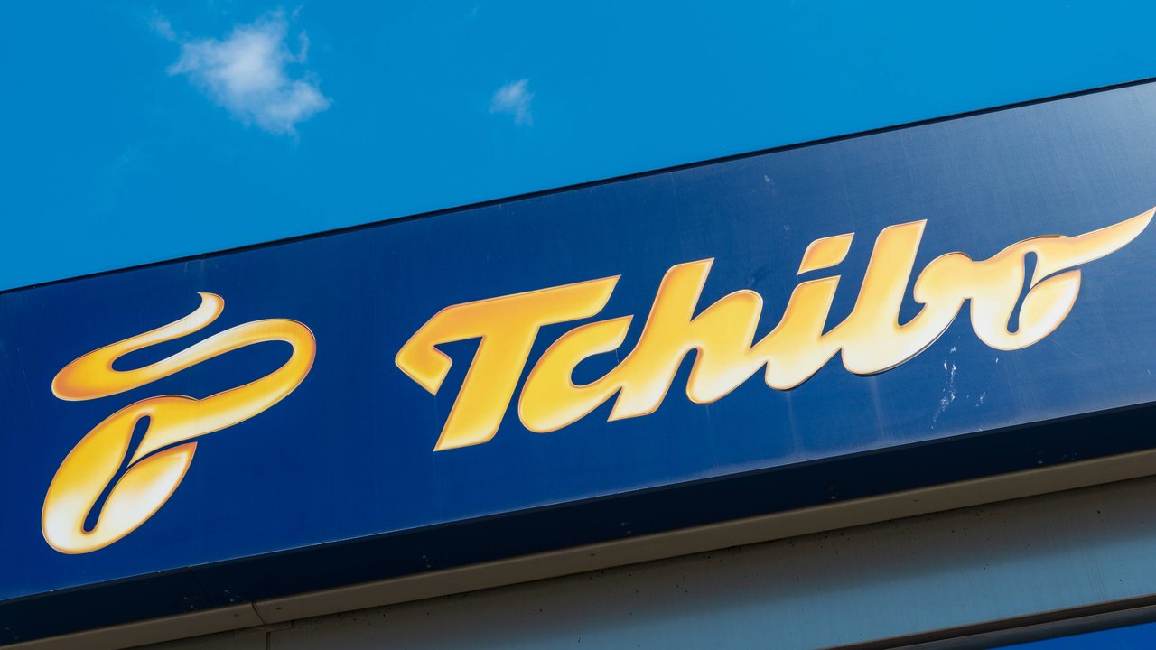 Tchibo läutet mit dem Shopper in Bastoptik den Sommer ein.