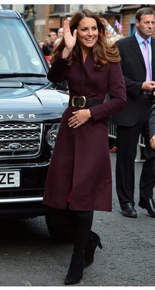 Kate Middleton in einem taillierten Mantel, der ihre schmale Taille betont. Kate Middleton in einem taillierten Mantel, der ihre schmale Taille betont.