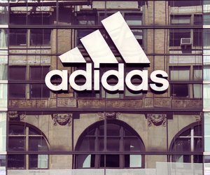 Dieser&#x20;&#x201E;Feuerbeeren&#x201C;-Sneaker&#x20;von&#x20;Adidas&#x20;bringt&#x20;Farbe&#x20;in&#x20;die&#x20;Wintermonate&#x20;&#x28;und&#x20;kostet&#x20;unter&#x20;50&#x20;Euro&#x29;