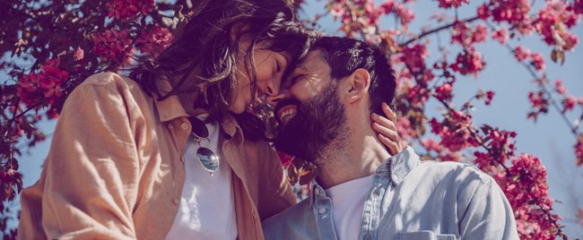 4 Dating-Trends, die im Frühling 2025 angesagt sind – und die gerne das ganze Jahr bleiben können