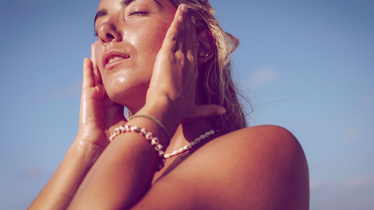Frau mit strahlender Haut in der Sonne