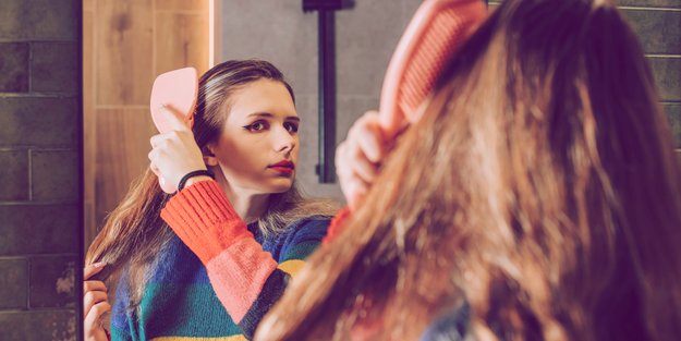 Haare richtig kämmen: Vermeide unbedingt diese Fehler