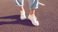 Weiße Schuhe reinigen: Mit diesen Tipps werden sogar Nähte sauber