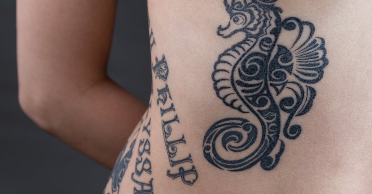 Tattoo An Den Rippen Der Sexy Schriftzug Desired De