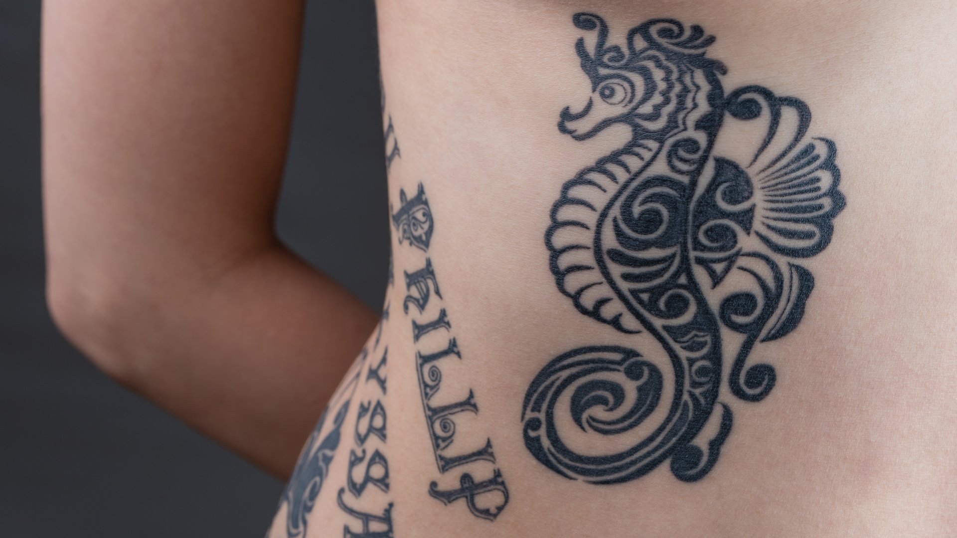 Schriftzug rippen männer tattoo Cover Up