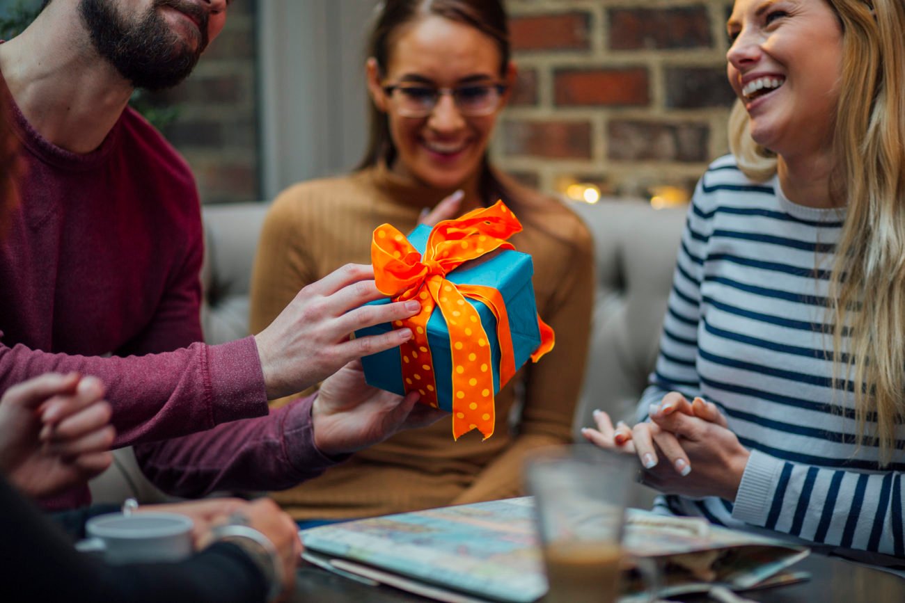 Freunde übergeben Geschenk Freunde übergeben Geschenk