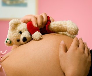 Werdende Mutter mit Teddybär Werdende Mutter mit Teddybär
