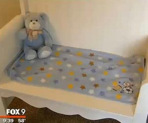 Umgebautes Babybett tröstet Mutter nach Verlust ihres Kindes