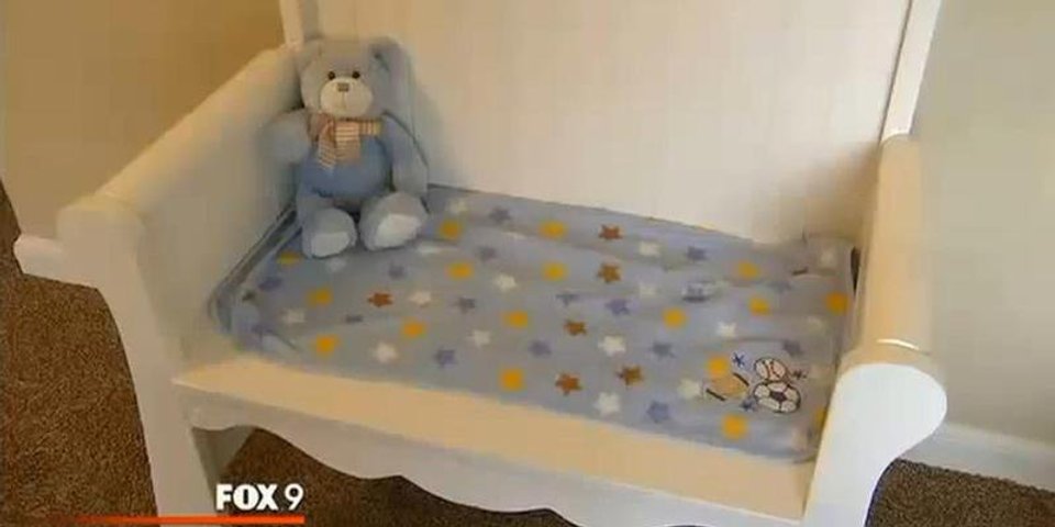 Das Bedeutet Der Lila Schmetterling Am Babybett Desired De