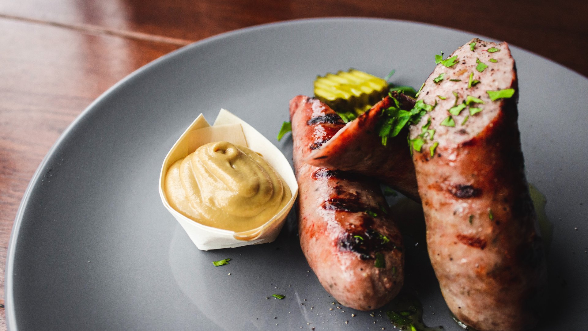 Kalorien Bratwurst Mit Brötchen Kalorien von Bratwurst: Was steckt im beliebten Grill-Snack?