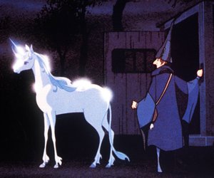 Diesen Weihnachts-Pulli mit „Das letzte Einhorn“-Motiv lieben wir