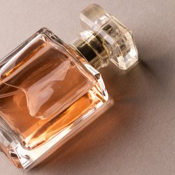 Mach deinem Freund eine Freude: Dieses süß-frische Parfum sorgt für echte Sommer-Vibes
