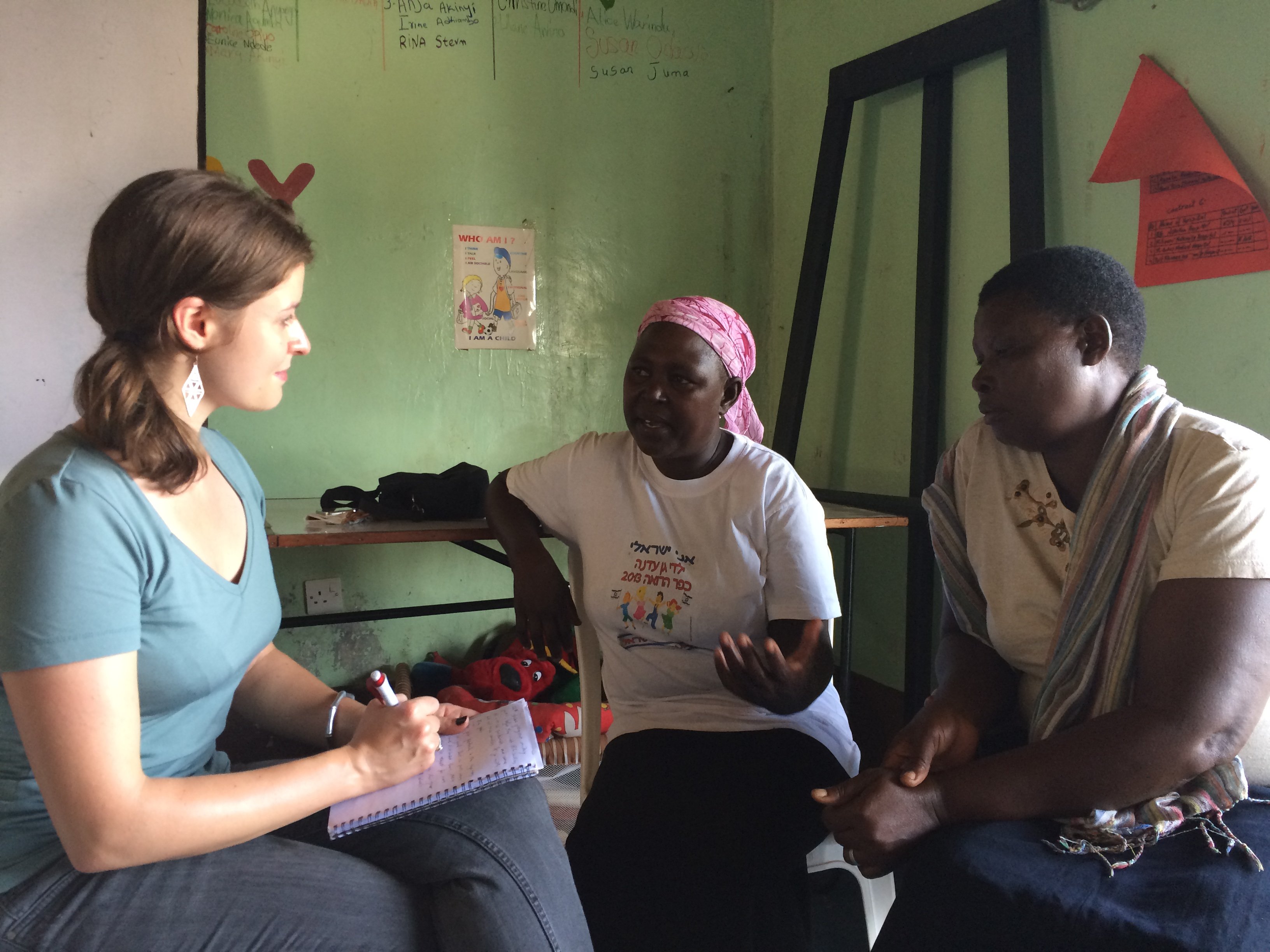 Ruth Asan interviewt afrikanische Frauen (c) Ruby Cup Ruth Asan interviewt afrikanische Frauen (c) Ruby Cup