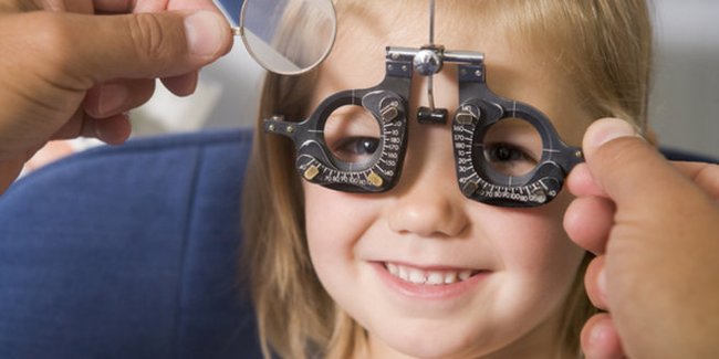 Amblyopie: Kind beim Augenarzt.