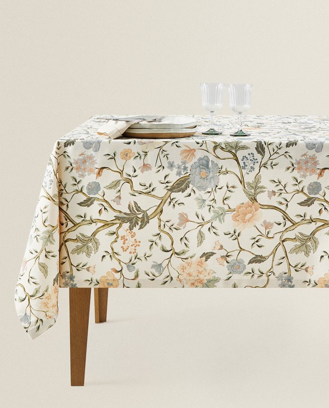 Diese Tischdecke mit Blumenprint findest du bei Zara Home.