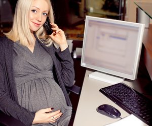 Rückenbeschwerden: Arbeiten während der Schwangerschaft
