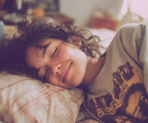 Einschlafen&#x20;nur&#x20;mit&#x20;Podcast&#x20;oder&#x20;H&#x00F6;rbuch&#x3F;&#x20;5&#x20;psychologische&#x20;Gr&#x00FC;nde&#x20;f&#x00FC;r&#x20;deine&#x20;Angst&#x20;vor&#x20;Stille