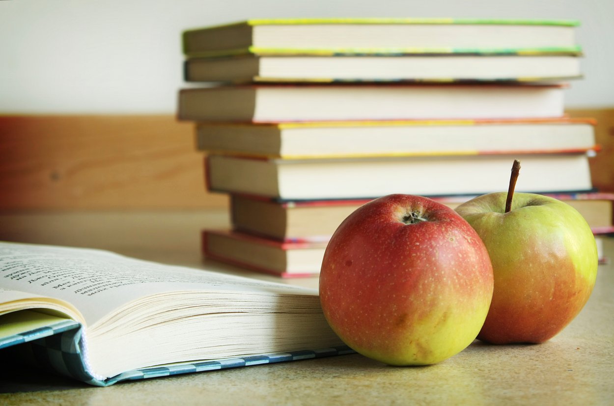 Äpfel und Schulbücher Äpfel und Schulbücher