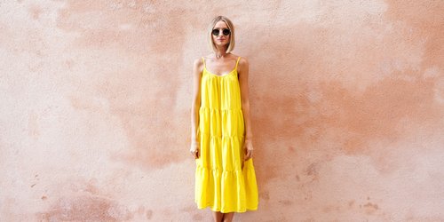 Mit dem „Zitronen“-Kleid von C&A wirst du zum Hingucker auf jeder Sommerparty