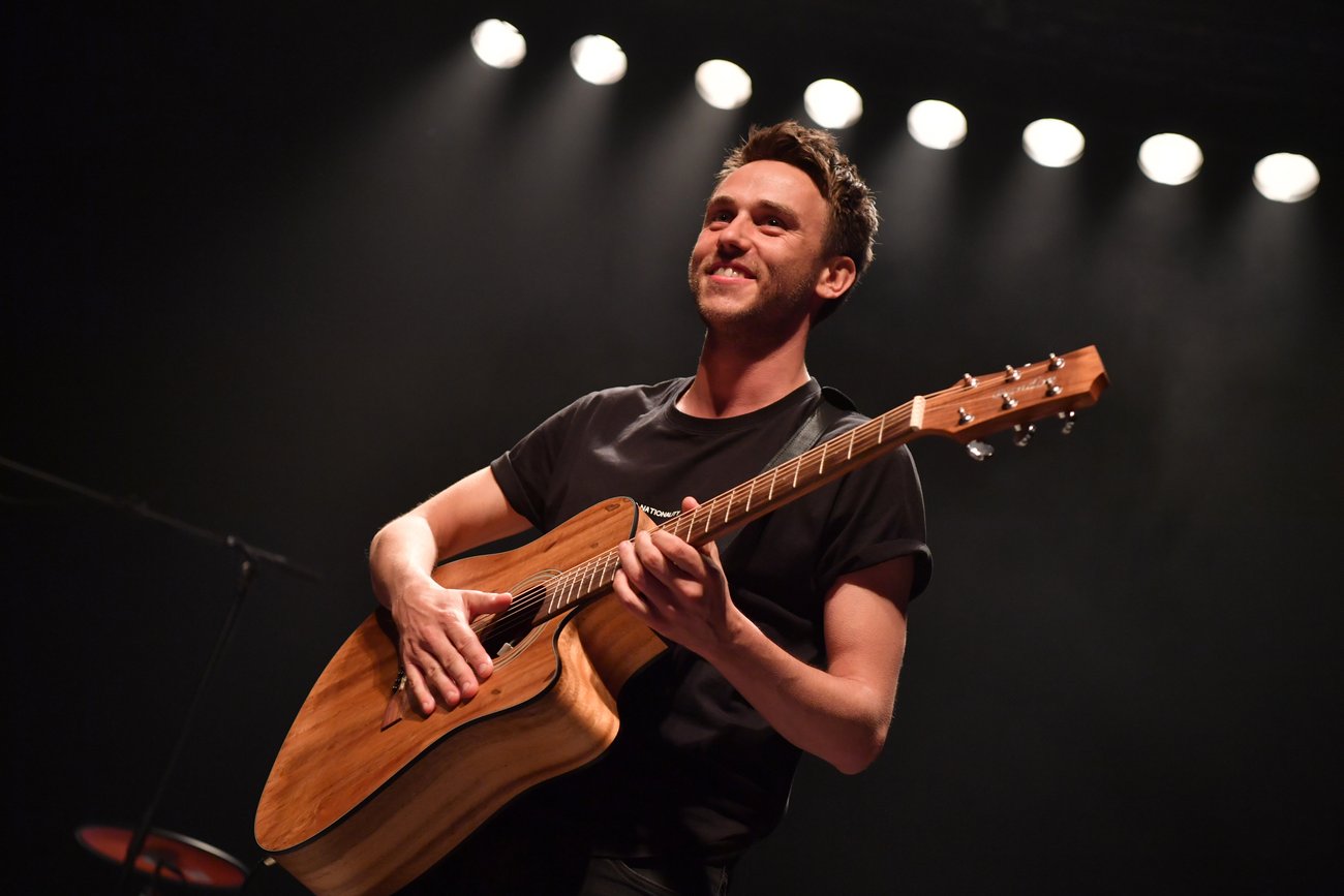 Cluesos Freundin: Clueso mit Gitarre auf der Bühne Cluesos Freundin: Clueso mit Gitarre auf der Bühne